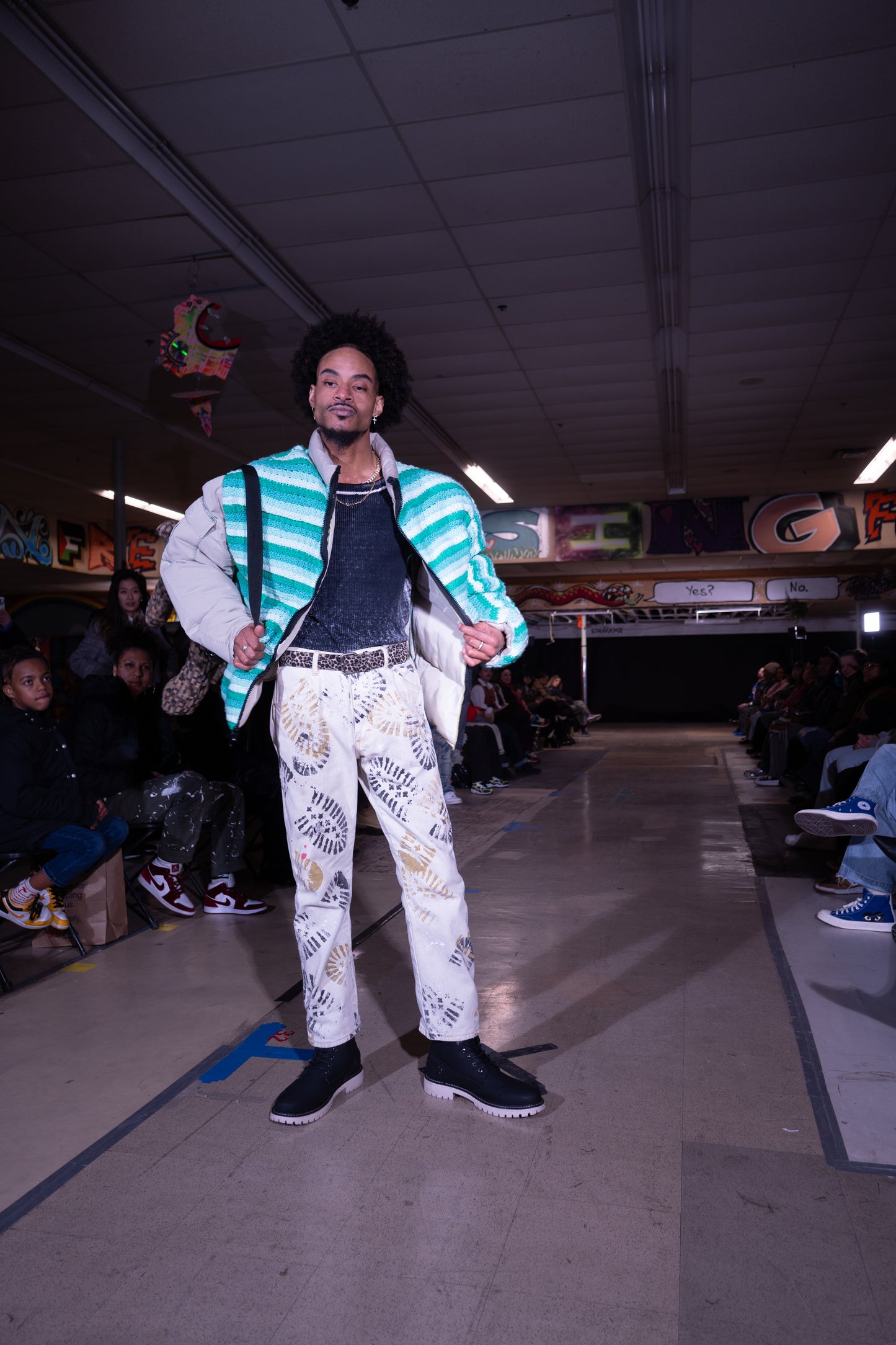 Stomp jeans 34x33. White denim gold and black print